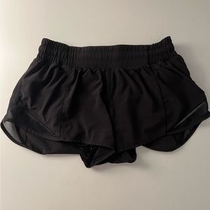 Lululemon Black Hotty Hot Low-rise lined short 2.5”